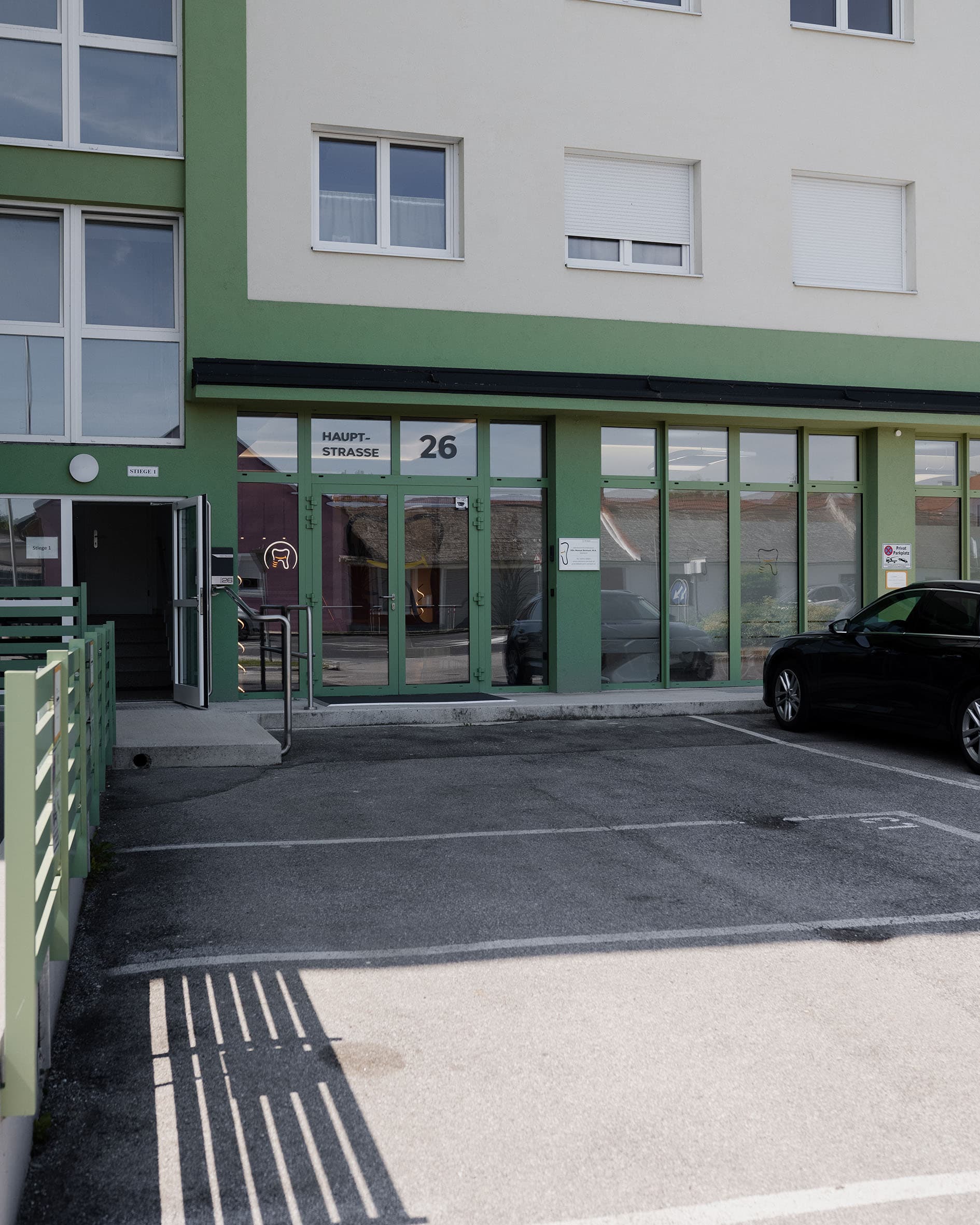 Eingang des Reinisch Zentrums in der Hauptstraße 26 in Oberwaltersdorf